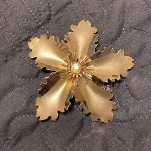 Vintage brooch gold tone, flower, pin,aurora borealis rhinestone Center